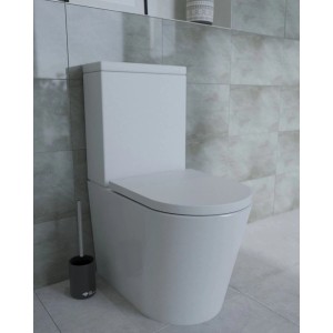 Weißes Stand-Kombi-WC mit SoftClose-Sitz und Spülkasten, spülrandlose Ausführung.