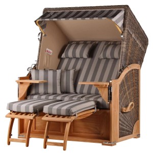 Komplettset: Grauer Teak Strandkorb Schaalsee mit Fußstützen, Tischen und gestreiften Polstern.