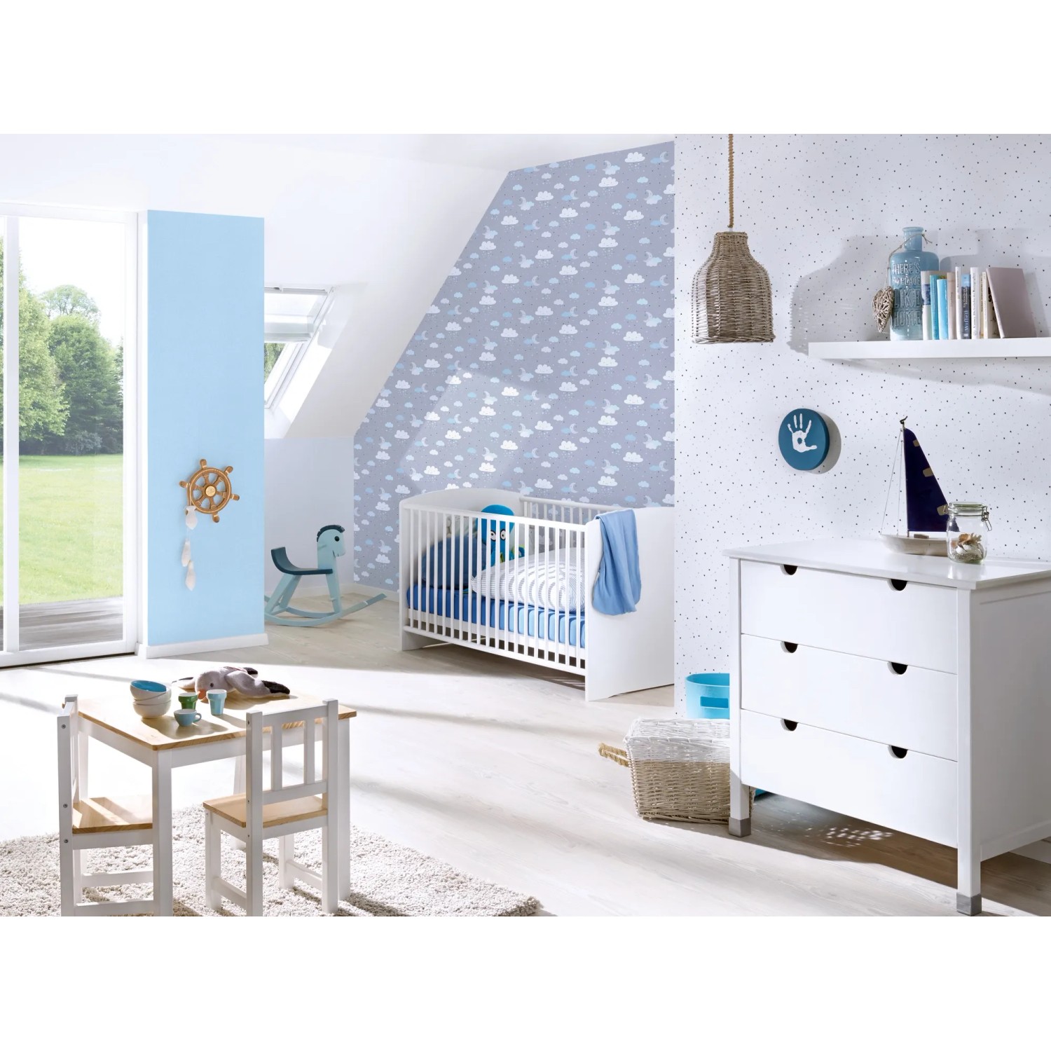 Kinderzimmer mit blauer Vliestapete mit Sternenmuster, passend zu Möbeln und Deko.