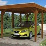 Skan Holz Einzelcarport in Nussbaum mit Auto. Holzcarport mit Flachdach und acht Pfosten.