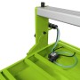 Grüne Fliesenschneidmaschine mit silberner Führungsschiene und integrierter Kühlwasserpumpe im Wasserbecken.