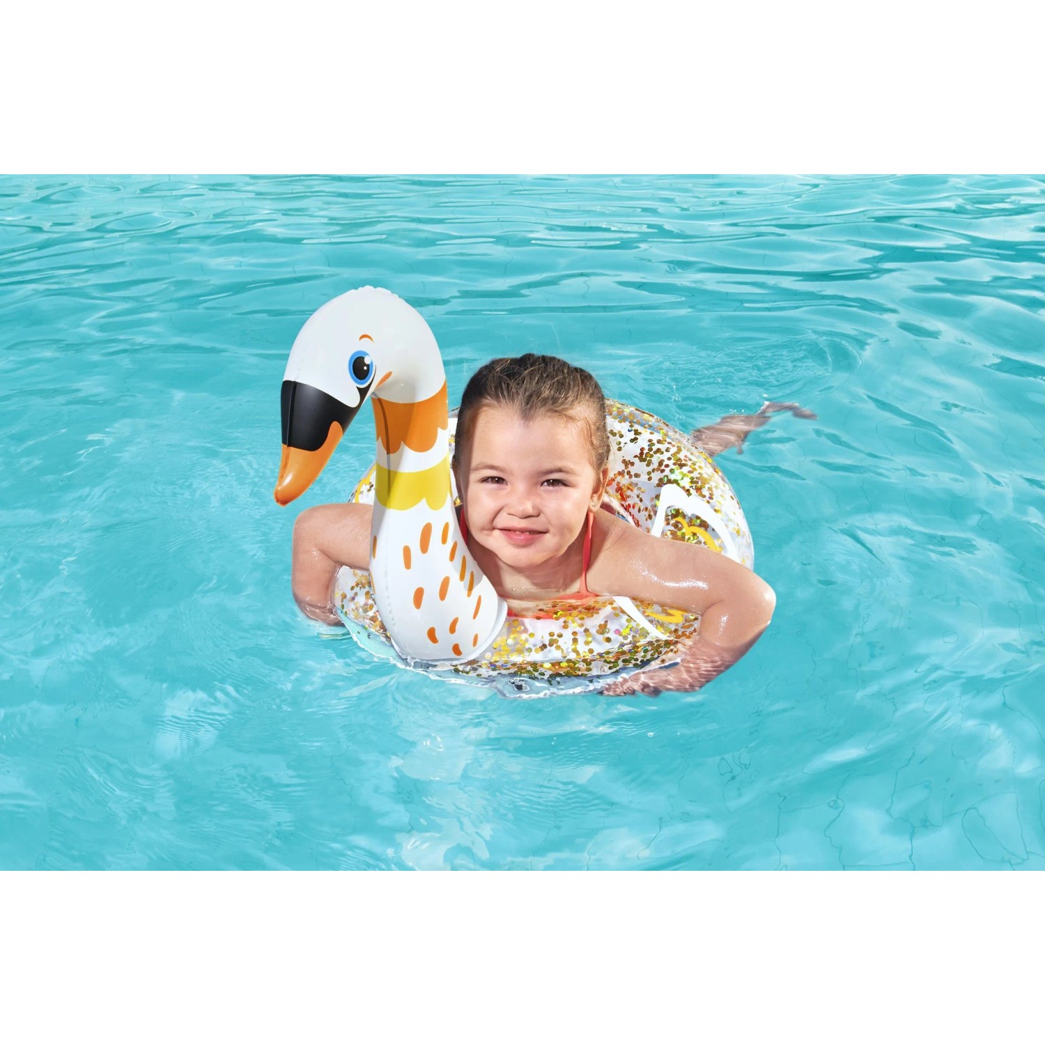 Kind mit glitzerndem Bestway Schwimmring (Schwan) im Pool.