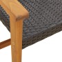 Detailansicht: Schwarzer Gartenstuhl aus Rattan und Akazienholz.