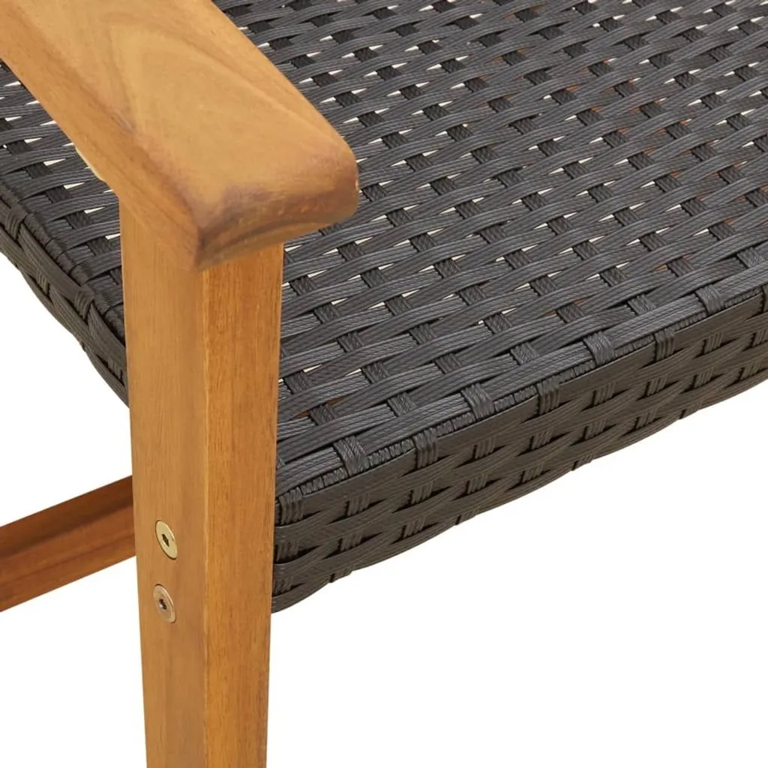 Detailansicht: Schwarzer Gartenstuhl aus Rattan und Akazienholz.