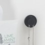 Schwarzer Tiger Haken Urban Klein als Handtuchhalter mit Schmuck an der Wand.