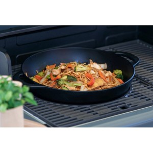 Campingaz Wok aus Gusseisen, ideal für asiatische Grillgerichte. Grillutensil mit Antihaftbeschichtung.