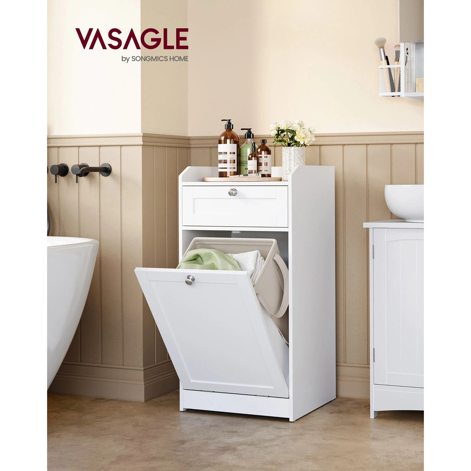 Weißer Songmics Badezimmerschrank mit Wäschesammler und Schublade im Badezimmer.