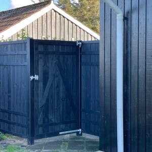 Schwarzes Gartentor Rustik aus Nadelholz, 100x180 cm, geöffnet.