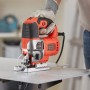 Black+Decker Stichsäge BES610K in Aktion beim Sägen eines Werkstücks.