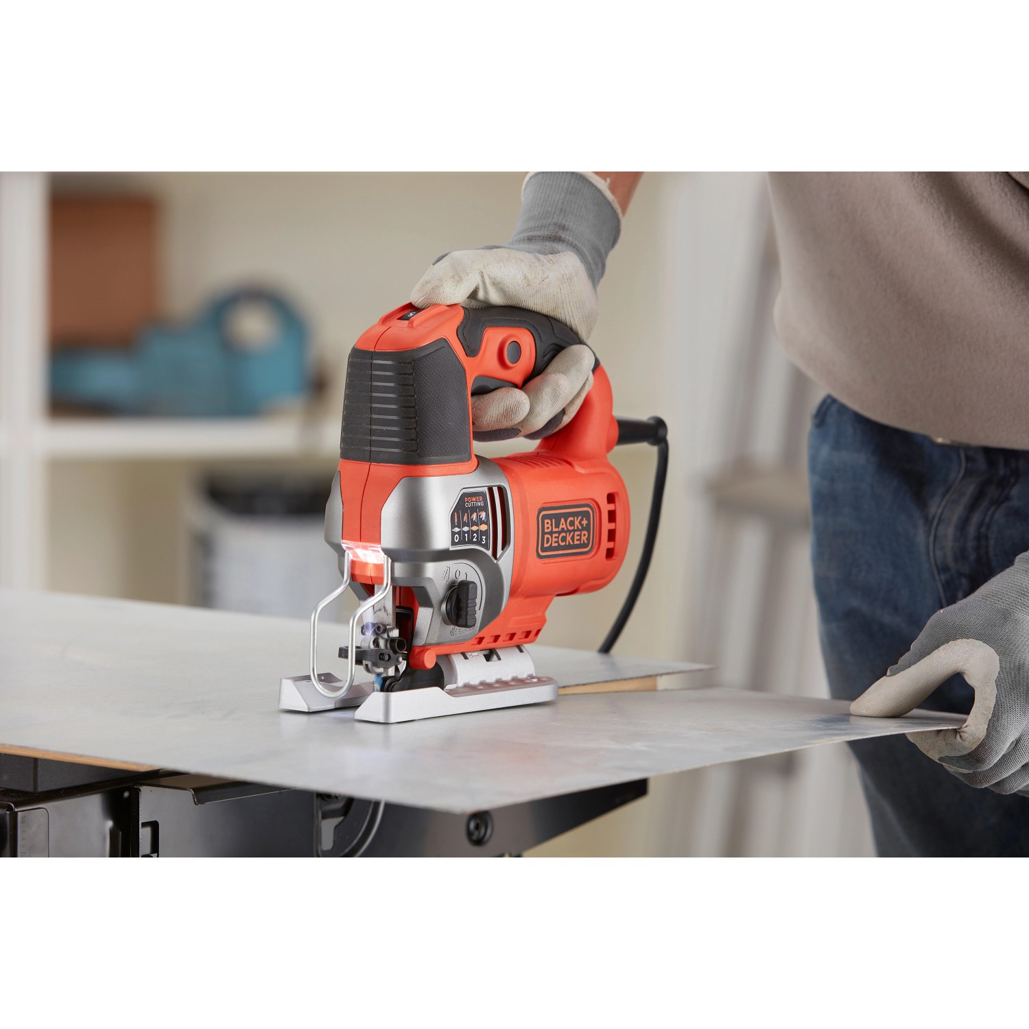 Black+Decker Stichsäge BES610K in Aktion beim Sägen eines Werkstücks.