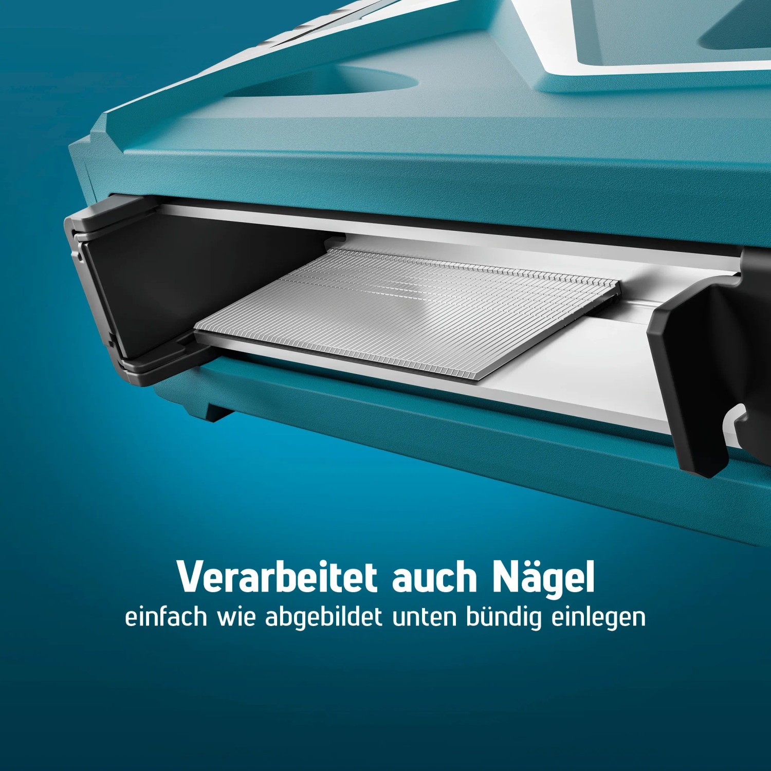 Detailaufnahme: Novus Handtacker J-17 mit geöffnetem Magazin für Nägel.