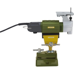 Proxxon Gerätehalter mit Stichsäge im Schraubstock für Micromot-Geräte.