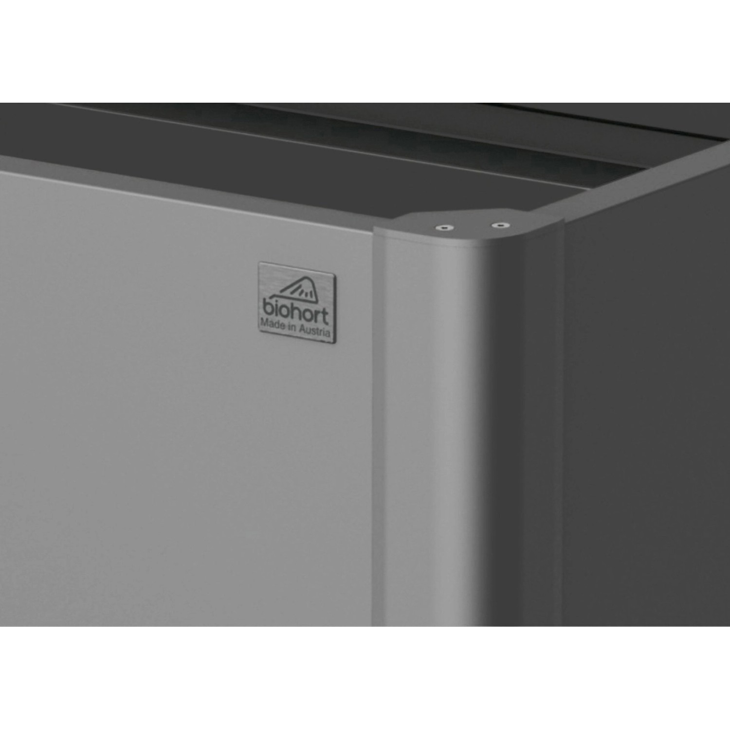 Detailansicht: Dunkelgraues Biohort Metall-Hochbeet, Eckbereich mit Logo.