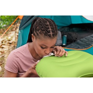 Frau bläst grünes Bestway Wanderlite Luftkissen auf, Camping Zubehör.