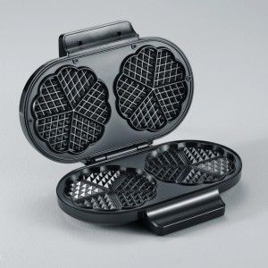 Severin Doppel-Waffeleisen WA 2106, geöffnet. Schwarzes Gehäuse, Waffelplatten für zwei Waffeln in Herzform.