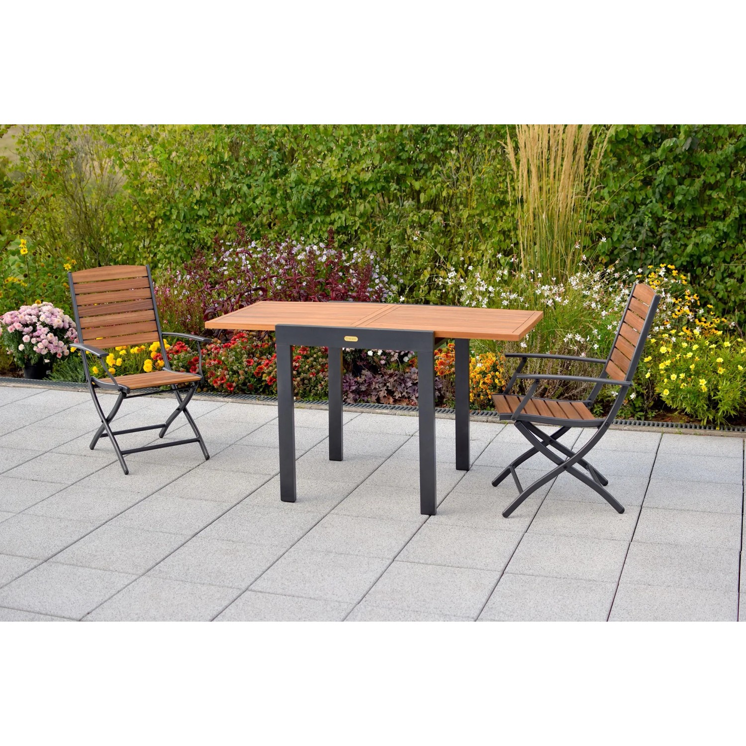 Merxx Gartenmöbelset Santorin mit Klappsesseln und ausziehbarem Balkontisch aus Akazienholz und Aluminium.