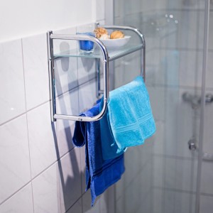 Relaxdays Wandregal Edelstahl Glas Silber mit Handtuchhalter 34 cm x 45 cm x 23 cm
