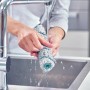 Mikrofaserwalze des Leifheit Akku-Saugwischers unter fließendem Wasser in Spüle.