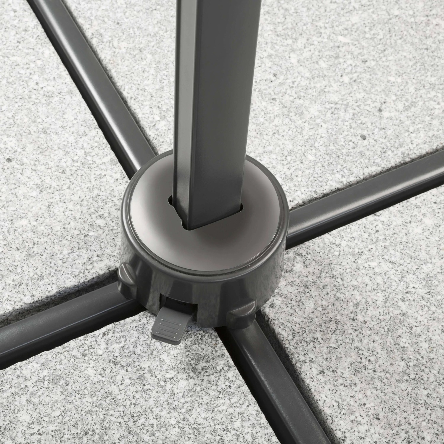 Detailaufnahme des Plattenständers für Schneider Rhodos Junior Ampelschirm, Farbe Natur.