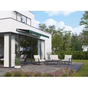 Dunkelgrüne Gelenkarmmarkise Aventura 4x2,5m am Haus mit Gartenmöbeln auf Terrasse.
