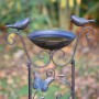 Rostfarbene DELUKE Vogeltränke ELSA aus Eisen mit zwei Vogel-Figuren und Schmetterling als Gartendeko.