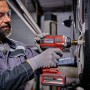 Einhell Akku-Schlagschrauber Impaxxo 18/450 beim Radwechsel in der Werkstatt.