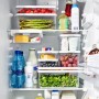 Voller Kühlschrank mit Rotho Cauma Kühlschrankorganizer 1,15 l (weiß) für Lebensmittel.