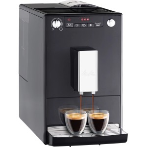 Melitta Caffeo Solo Kaffeevollautomat in Schwarz mit zwei Tassen frisch gebrühtem Espresso.