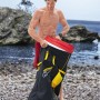 Mann mit Bestway Hydro-Force SUP Board-Set im Rucksack am Strand. Ideal für Touring.