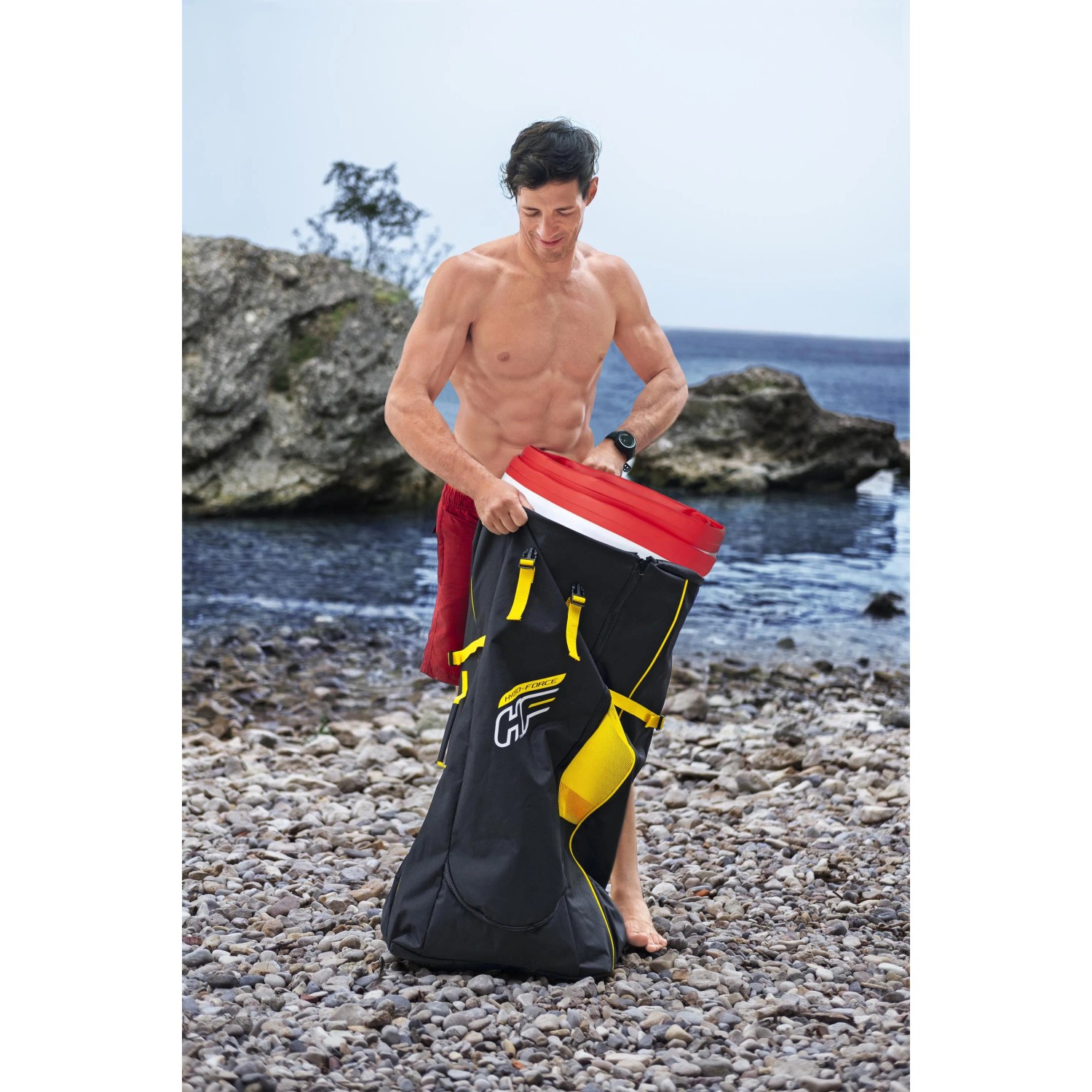 Mann mit Bestway Hydro-Force SUP Board-Set im Rucksack am Strand. Ideal für Touring.