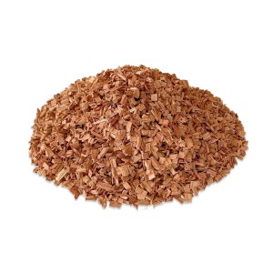 Haufen rötlich-brauner Kirschholz-Räucherchips, 4-6 mm, für Grill und Smoker.