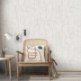 Beige Bricoflor Urban Vliestapete an Wand, mit Stuhl und Deko. Moderne Wandgestaltung.