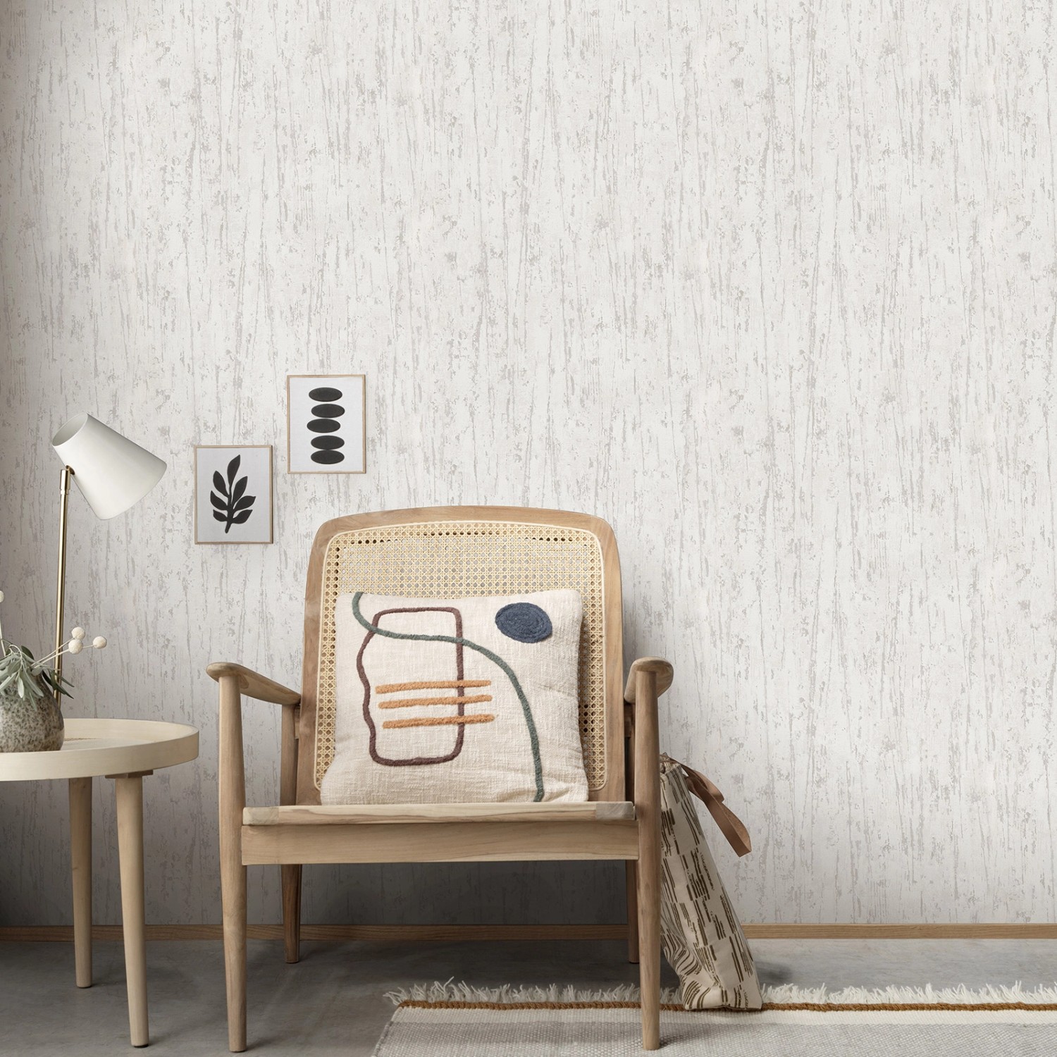 Beige Bricoflor Urban Vliestapete an Wand, mit Stuhl und Deko. Moderne Wandgestaltung.