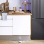 Bosch Smart Home Wassermelder BWA-1 im Einsatz unter Küchenzeile mit Wasseraustritt.