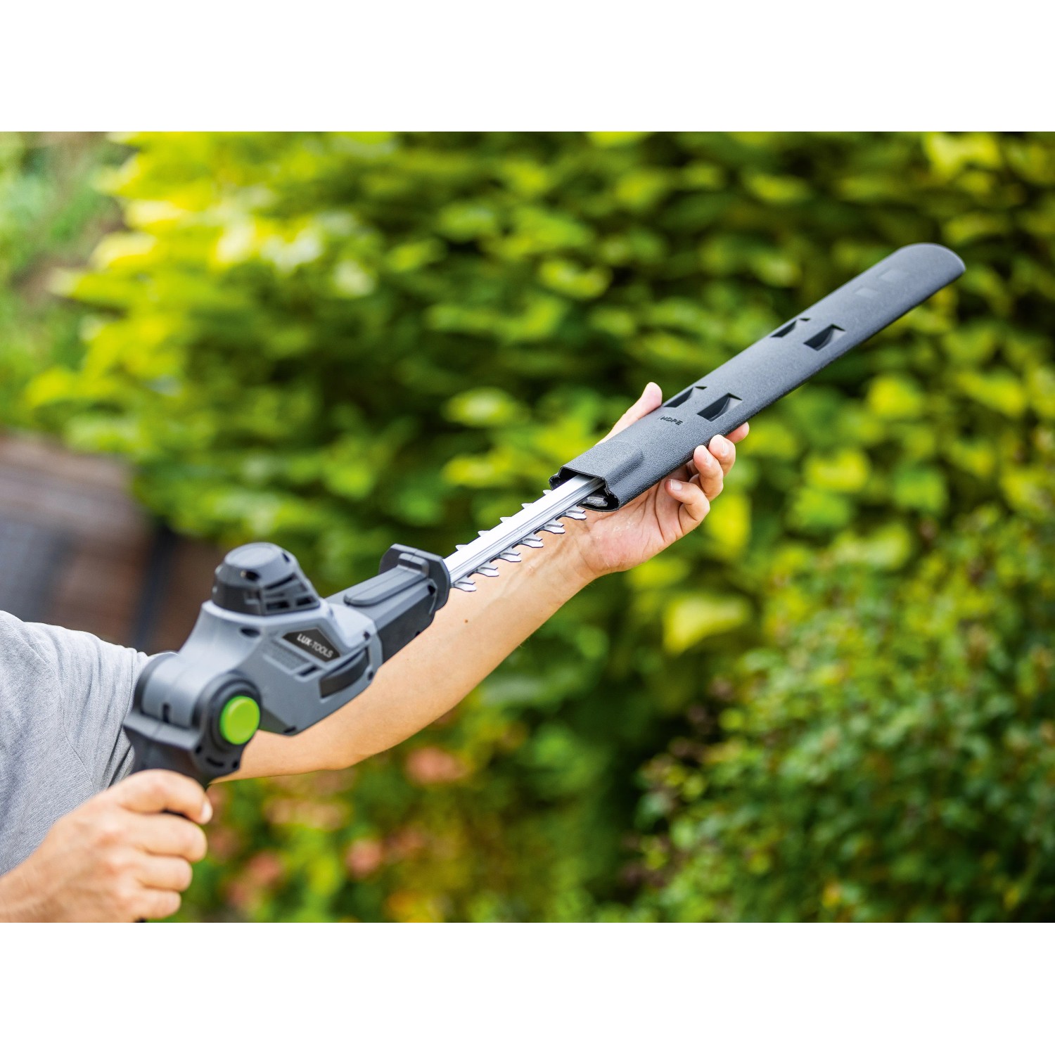 LUX-TOOLS Akku-Heckenschere mit Schwertschutz. Teleskop-Heckenschere für hohe Hecken, kabellos.