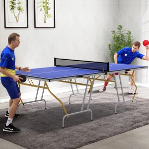 Blaue SPORTNOW Tischtennisplatte aus MDF und Stahl mit zwei Spielern und Zubehör.