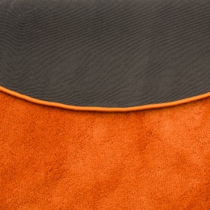 Detailansicht: Rückseite des orangefarbenen Hochflor Teppichs Silky, rutschfest.