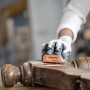 Bosch Expert Schleifschwamm beim Schleifen von Holzmöbeln. Schleifmittel für feine Oberflächen.