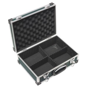 Offener, grüner LUX Universalkoffer AKG 130 mit Fächern und Alurahmen.