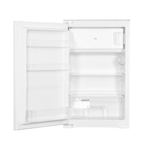 Weißer PKM Einbaukühlschrank KS120.4EEB, offen, mit integriertem Gefrierfach, Glasböden und Gemüseschale.