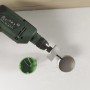 LUX Lochsäge-Set im Einsatz: Bohren eines Lochs in eine Wand mit einer Bohrmaschine. Elektriker-Werkzeug.