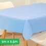 Hellblaue Sensalux Vlies-Tischdecke (1 m x 2,5 m) auf einem Tisch.