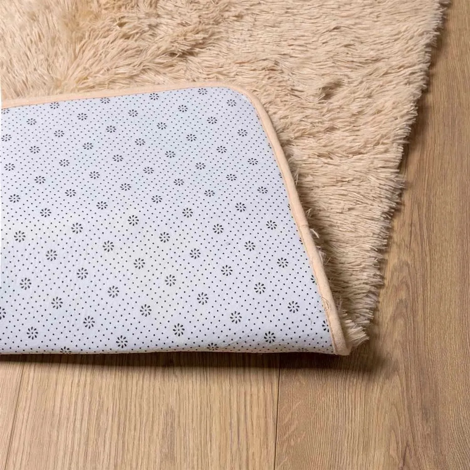 Beiger Shaggy Hochflorteppich NAVARRA, Unterseite mit rutschfesten Noppen auf Holzboden. Aus Polyester, 60x100 cm.