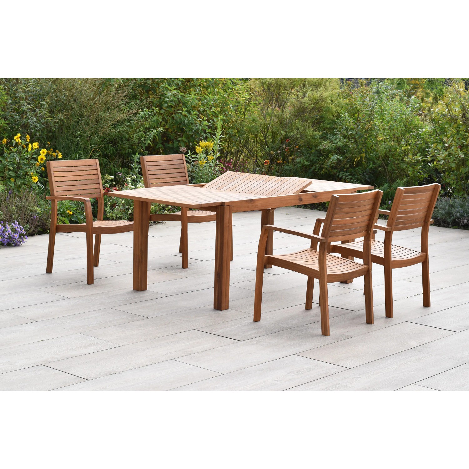 Merxx Batavia 5-tlg. Gartenmöbel-Set mit Ausziehtisch und 4 Stapelsesseln aus Akazienholz.