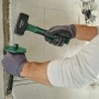 Anwendung des Bosch Steinmeißels flach 22 mm mit Hammer zum Stemmen in einer Wand.