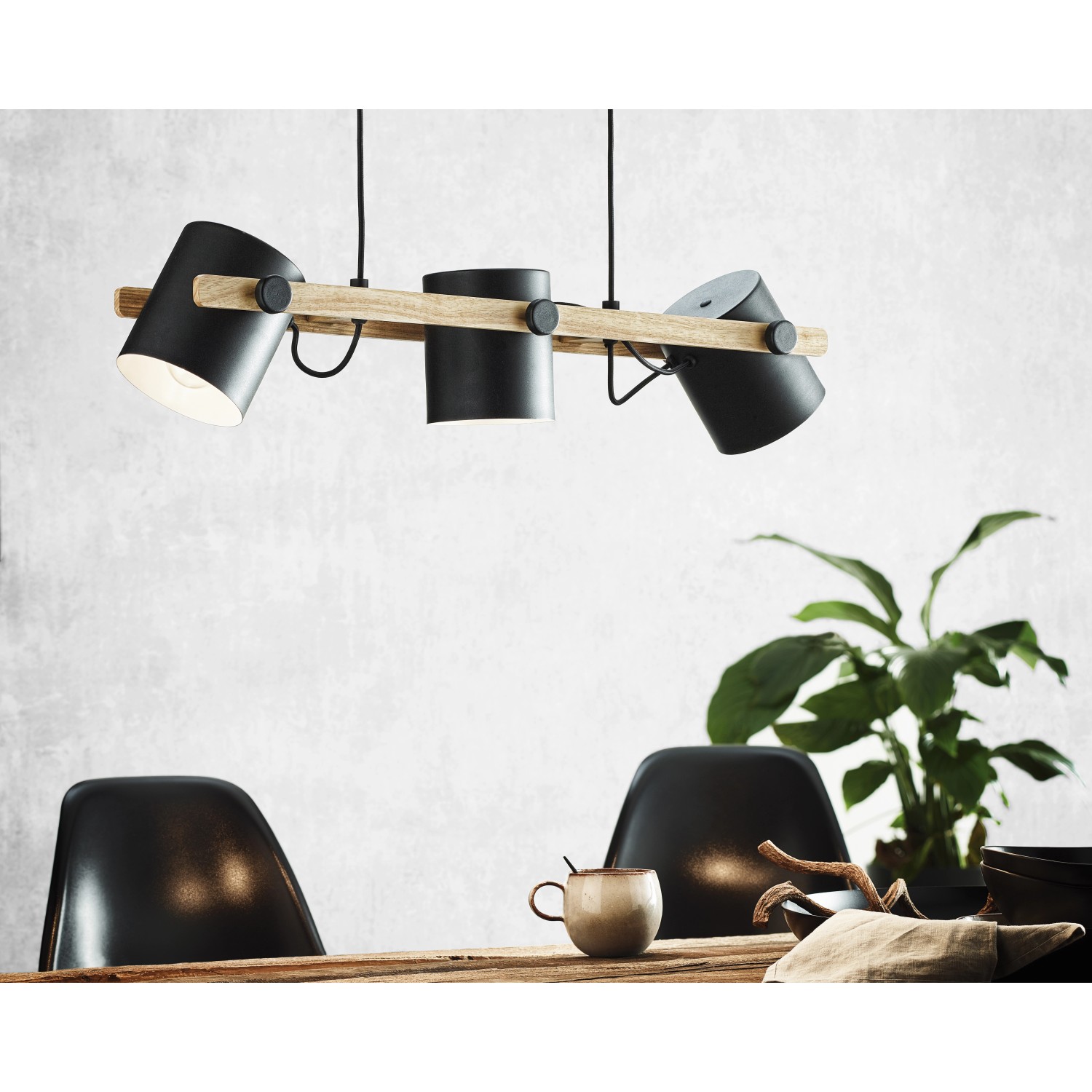 Moderne Eglo Hängeleuchte Hornwood in Schwarz-Braun mit drei Strahlern und Holzelement.