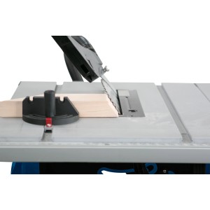 Scheppach HS105 Tischkreissäge beim Sägen eines Holzstücks.