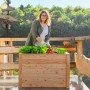 Westmann Hochbeet aus Lärche mit Frau beim Gemüseanbau im Garten.