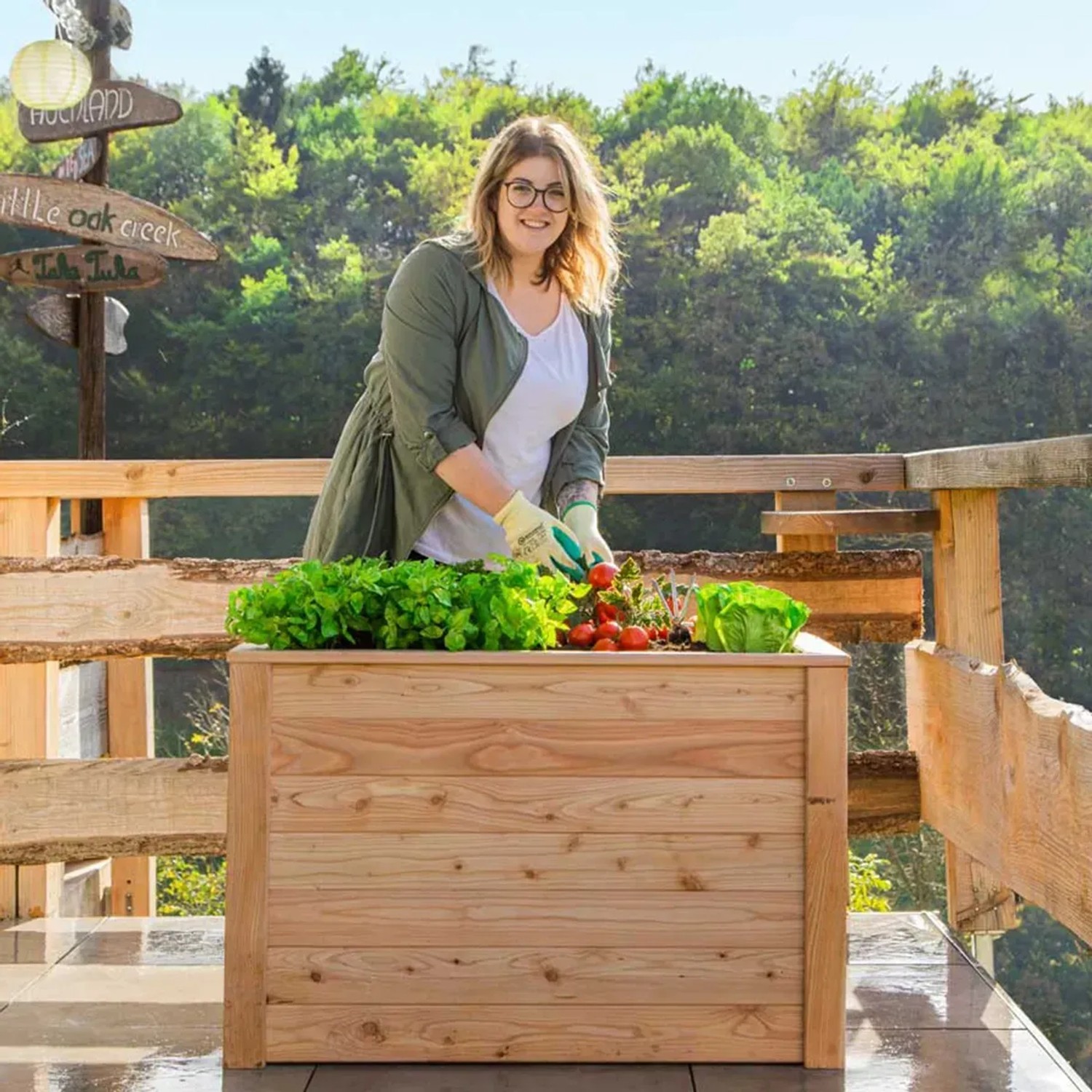 Westmann Hochbeet aus Lärche mit Frau beim Gemüseanbau im Garten.