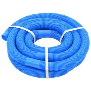 Blauer Poolschlauch (38 mm, 6 m) mit Klammern, aufgerollt und fixiert.
